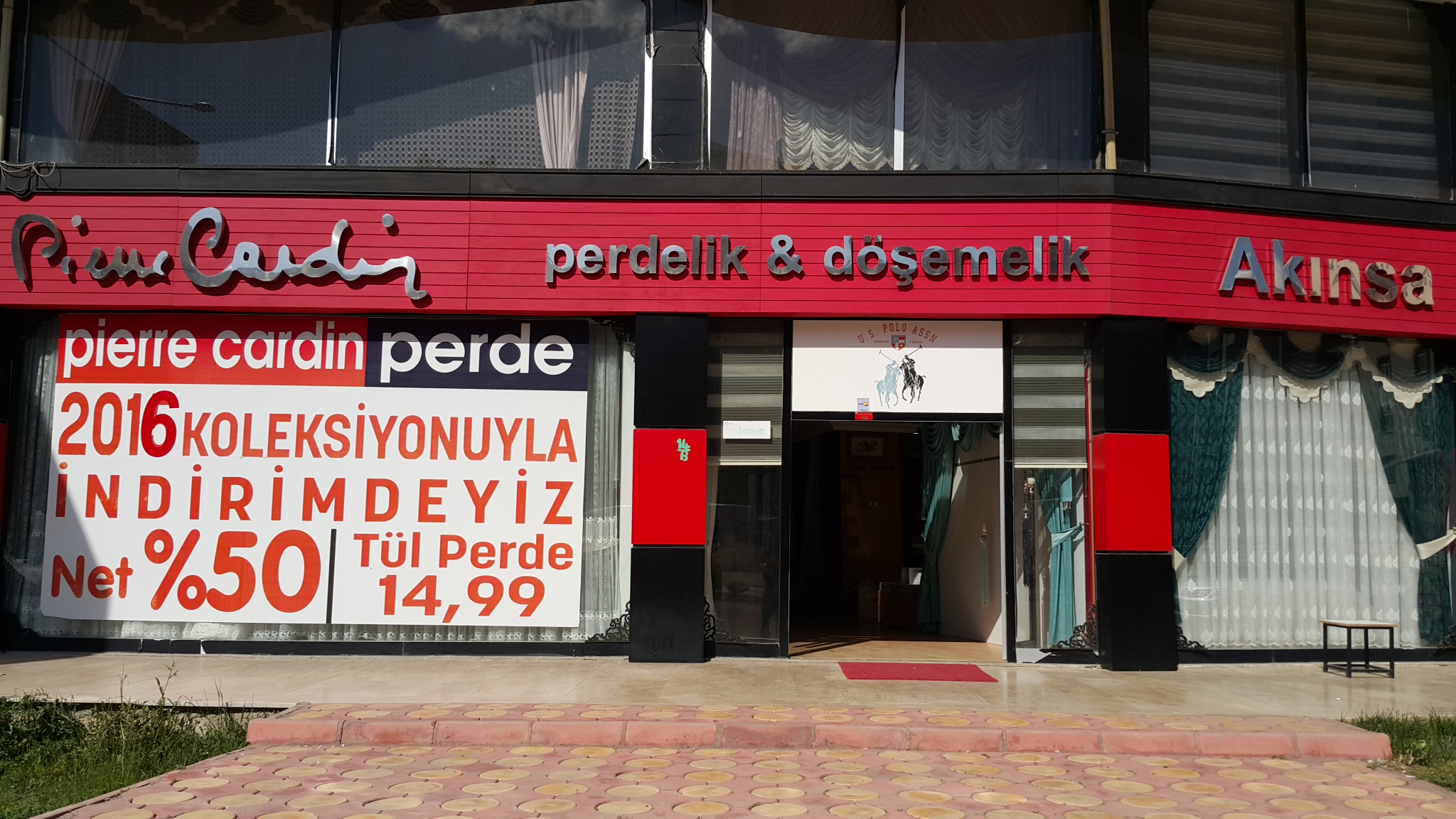 P�ERRE CARD�N PERDE 